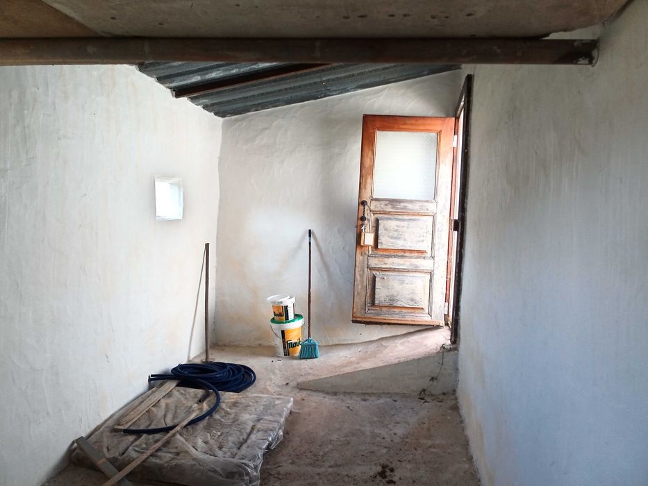 Terreno com pequena casa de arrumos