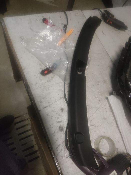 Накладка панелі на замок кришки Тесла Tesla Y