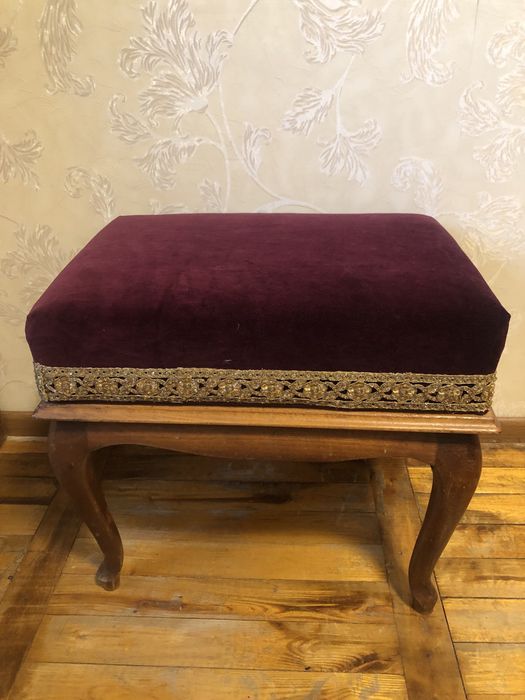 Табурет деревянный.