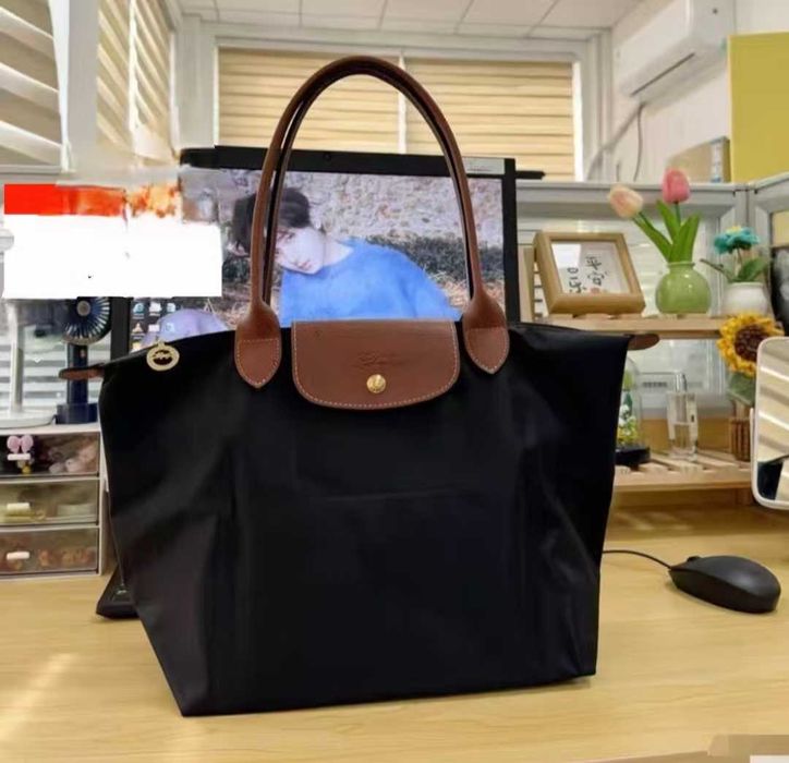 Duża torebka na ramię marki Longchamp w kolorze czarnym