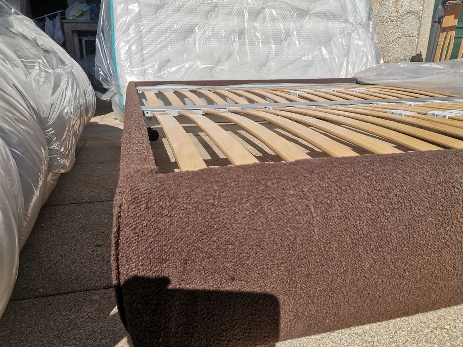 Cama com estrado de cor castanho. 2,00 por 1,80.em bom estado de conservação. 2 metros por  , 2,00