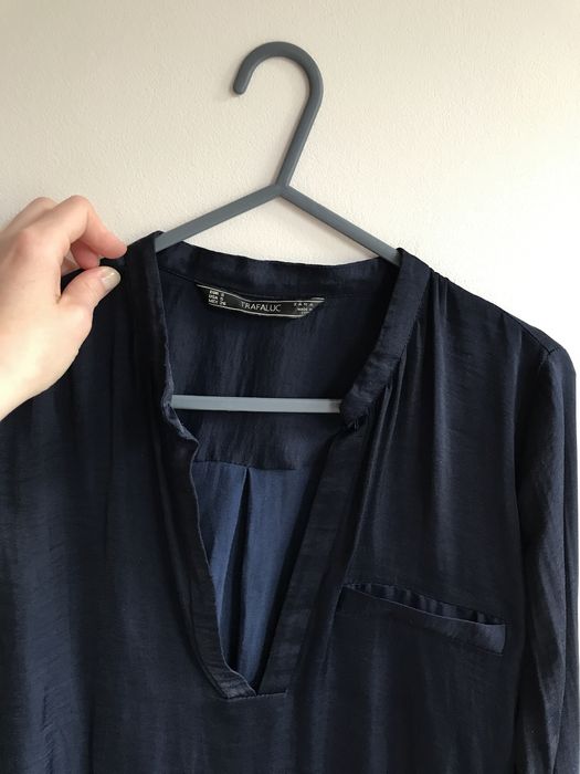 Zara 36 elegancka satynowa granatowa bluzka koszulowa dekolt V