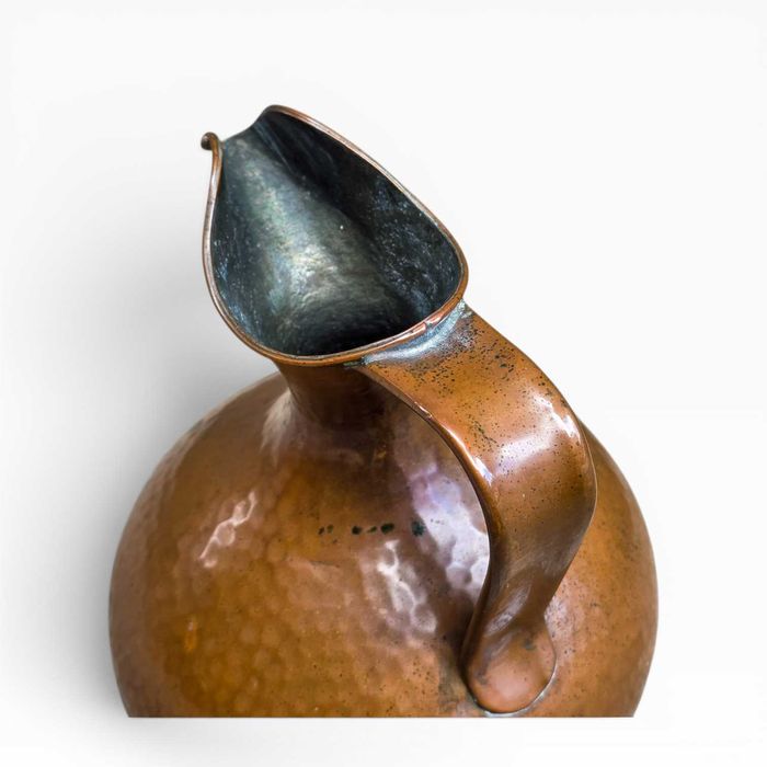 Jarro Antigo Cobre Martelado com Asa e Bico Ondulado