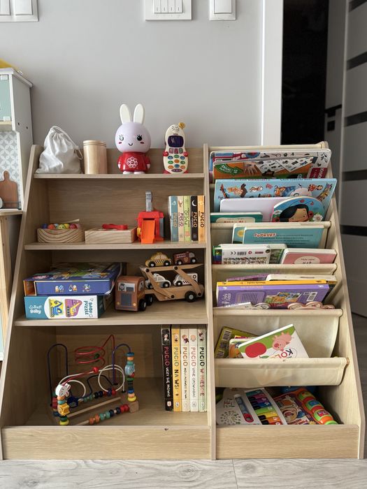 Regal na zabawki i ksiązki montessori