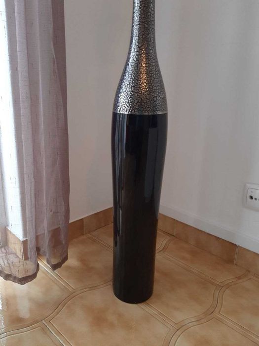 Jarra decorativa preta e prateada