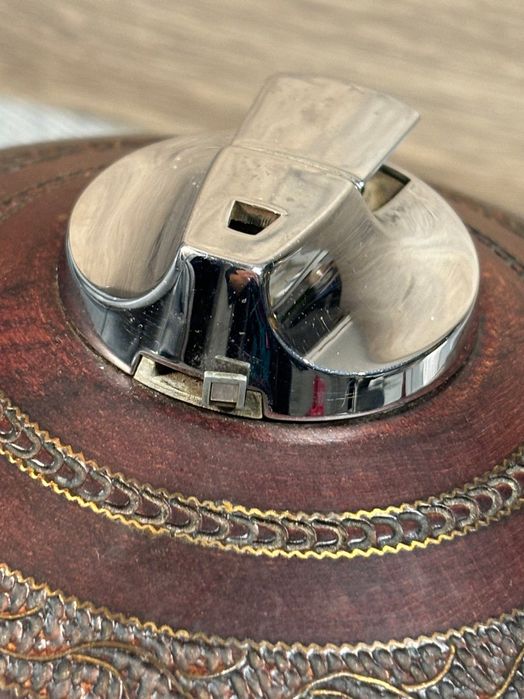 Zabytkowa zapalniczka Ronson z podstą mahoniową i rzeźbionym wzorem,