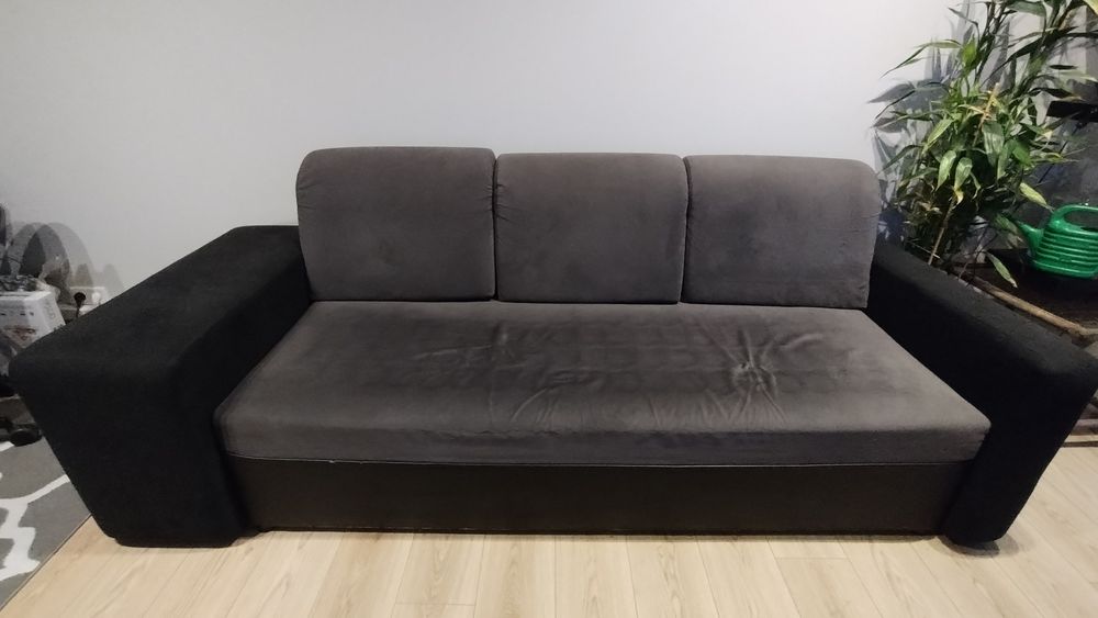 Oddam kanapę z dwiema pufami