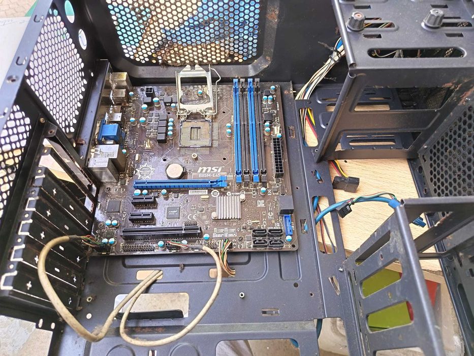 torre de computador com vários componentes