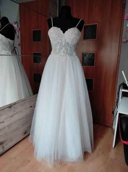 Przepiękna suknia ślubna plus welon