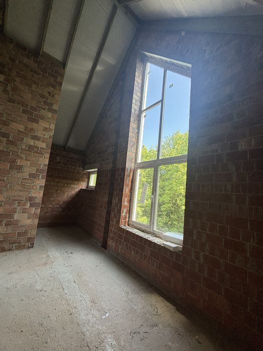 Просторий і стильний будинок у сучасному котеджному містечку