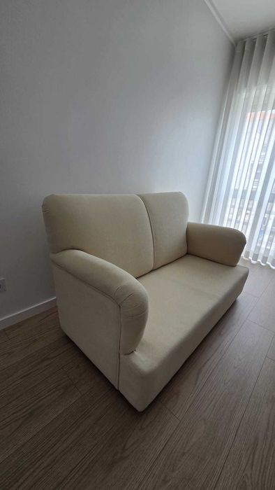Sofá de 2 Lugares Bege - Impecável e Espaçoso