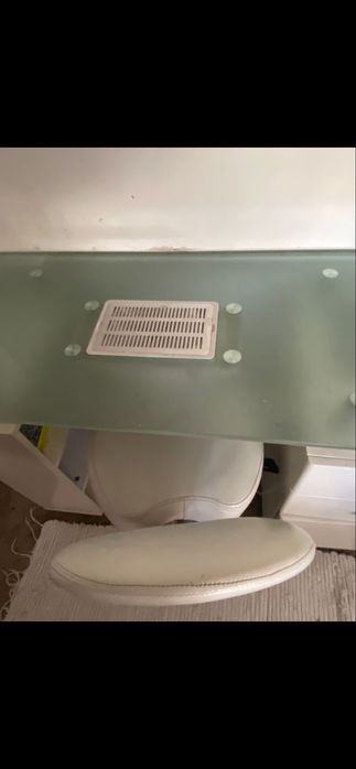 Mesa de manicure  com cadeira vendo para desocupar