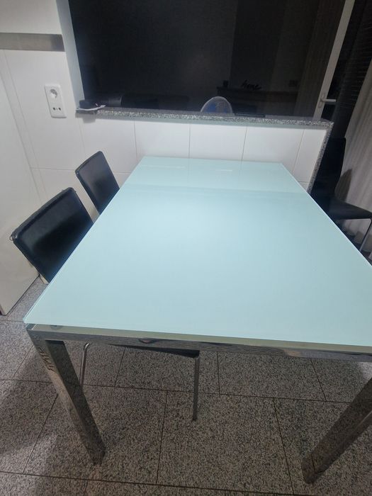 Mesa de cozinha em vidro e inox