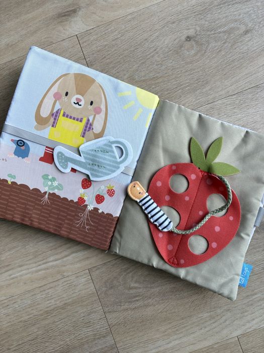 Розвиваюча м'яка книжка Taf Toys Сад у місті Бізібук Зайця