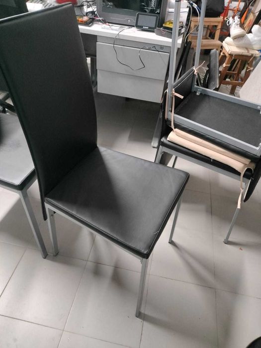 Mesa extensível vidro/metal 120x70 (+40) + 4 cadeiras — impecável