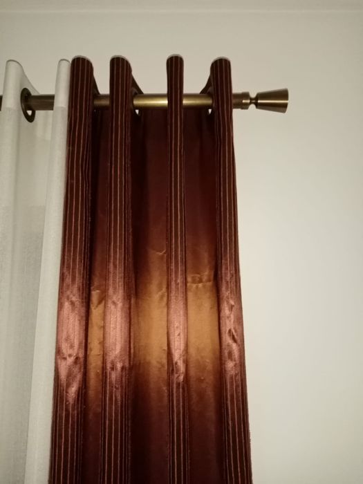 Cortinados com varão e terminais