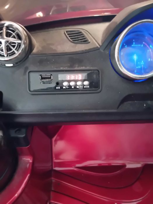 Samochod dzieciecy elektryczny