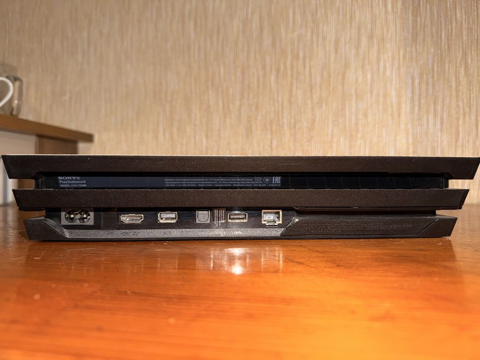 Продам PS 4 Pro 1TR