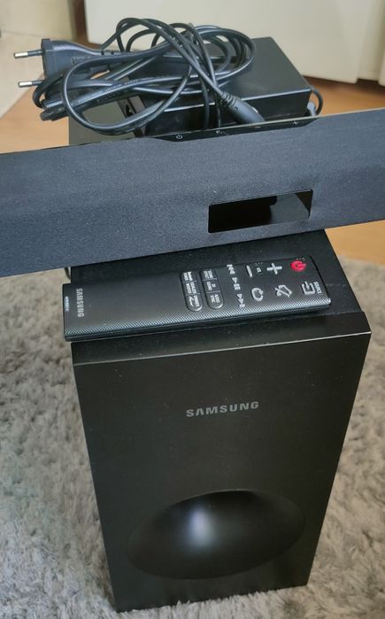 Soundbar Samsung 120w completa como nova