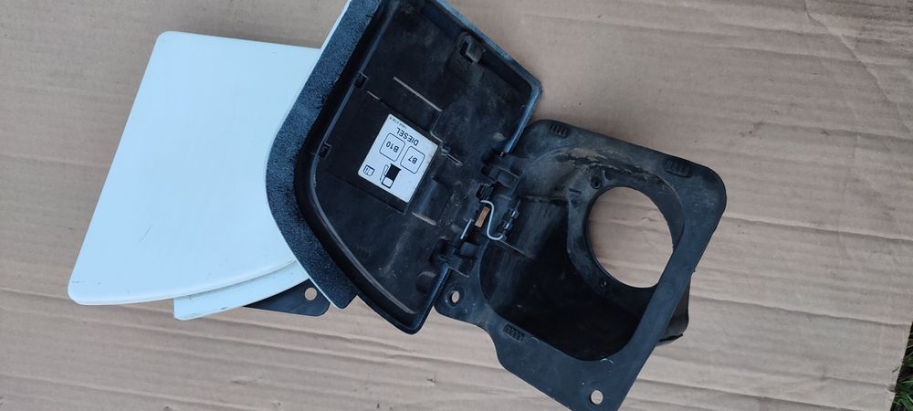 Кришка лючок бака Рено мастер 3 Опель Мовано Нісан НВ 400