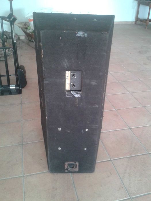 Vendo 2 Tops com altifalantes RCF L100P com 1200w rms cada uma.