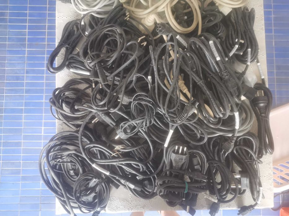 Lote de Carregadores, Cabos, Telefones, Routers, Adaptadores, Diversos