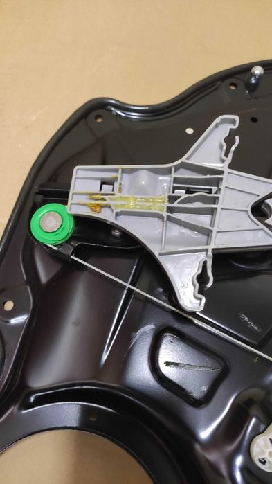 Elevador de vidro traseiro dir NOVO- Passat carrinha 2007