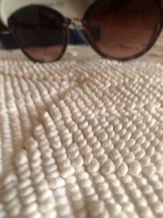 Um par de óculos de sol