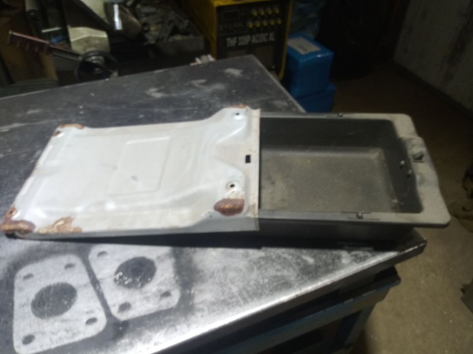 Schowek pod fotel suzuki grand Vitara I