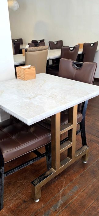 Conjunto de mesas e cadeiras