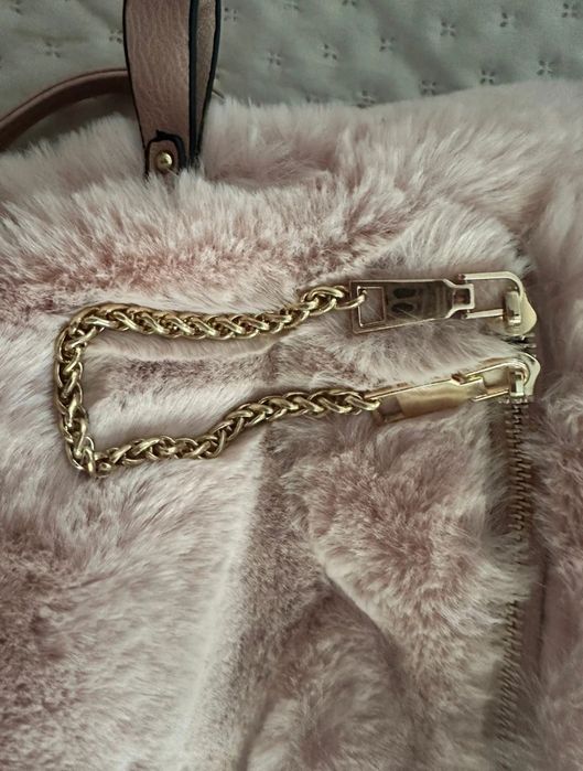 Mochila rosa em pelo sintético com alças ajustáveis