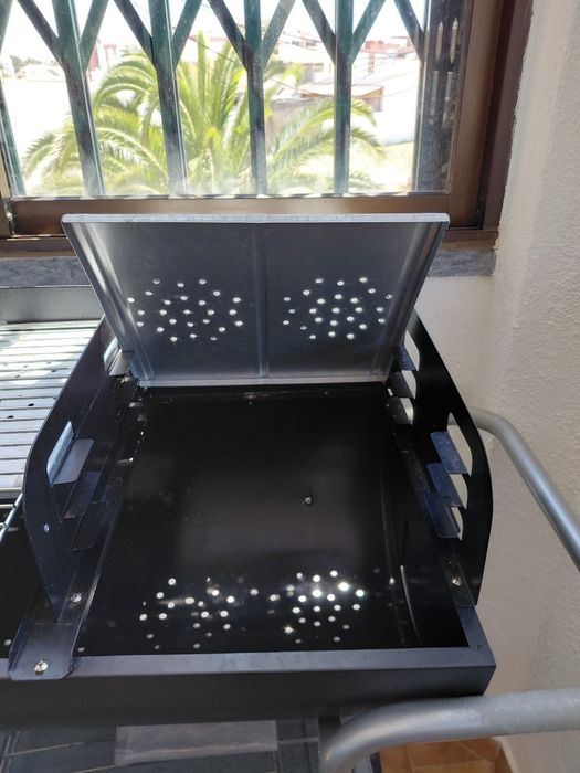 Barbecue a carvão usado uma vez