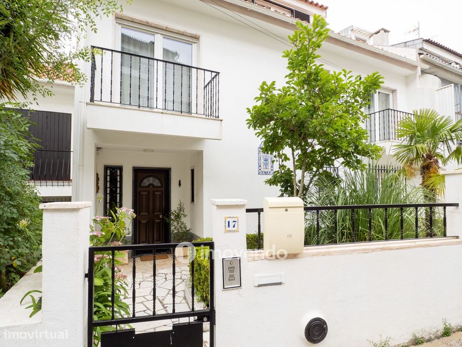 Moradia T6 com jardim, terraço e garagem, em Rio de Mouro