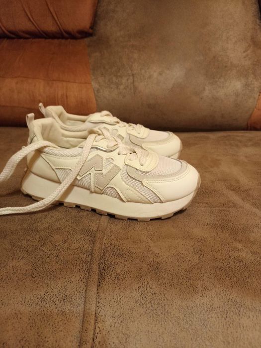 Продам  взуття для дівчинки.