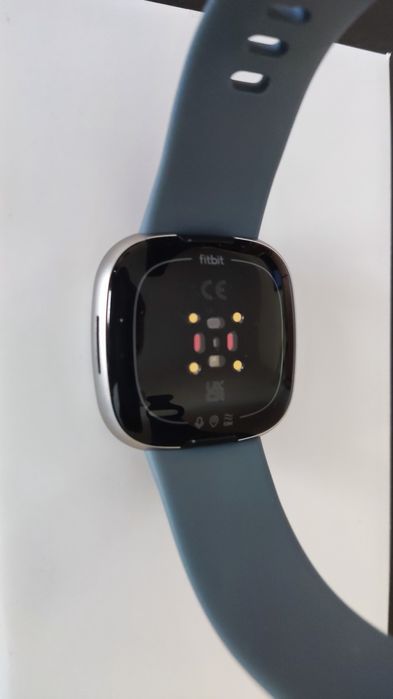 Fitbit Versa 4 niebiesko-platynowy