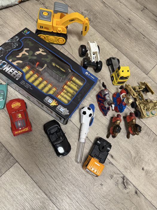Набір іграшок для хлопчика пістолет hot wheels