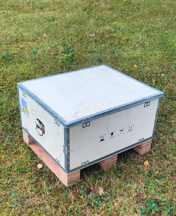 Skrzynia drewniana na palecie z pokrywą z metalowymi okuciami 70x60cm