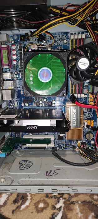 Комплект пк материнка гигабайт,процессор.Видеокарта,оперативная 8,диск