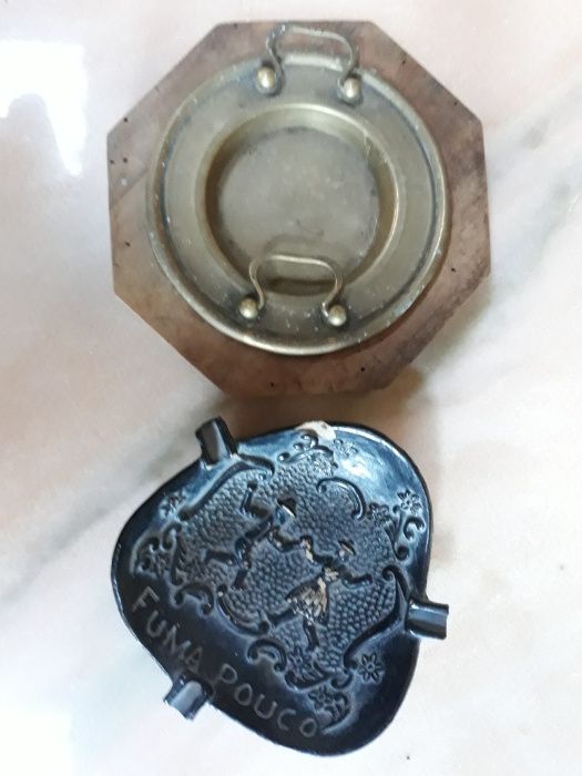 Cinzeiros antigos e variados.