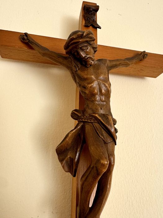 Crucifixo de madeira esculpida
