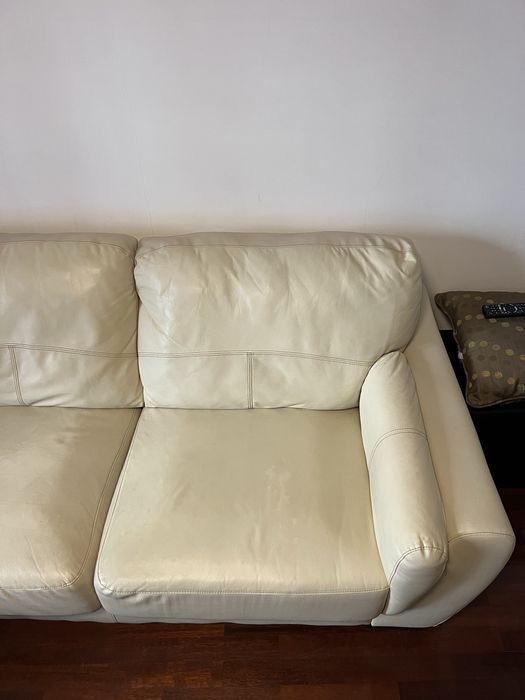 Sofá em Pele Branca com Chaise Longue