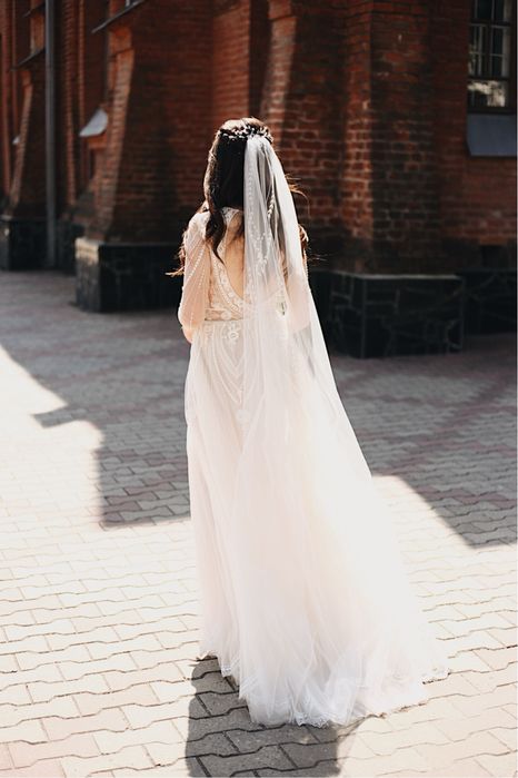 Весільня сукня з вишивкою