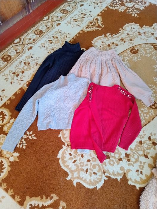 Віддам безкоштовно жіночий одяг