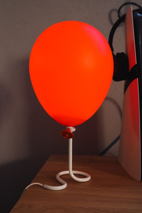 Lampa dekoracyjna stojąca balonik USB z filmu "TO"