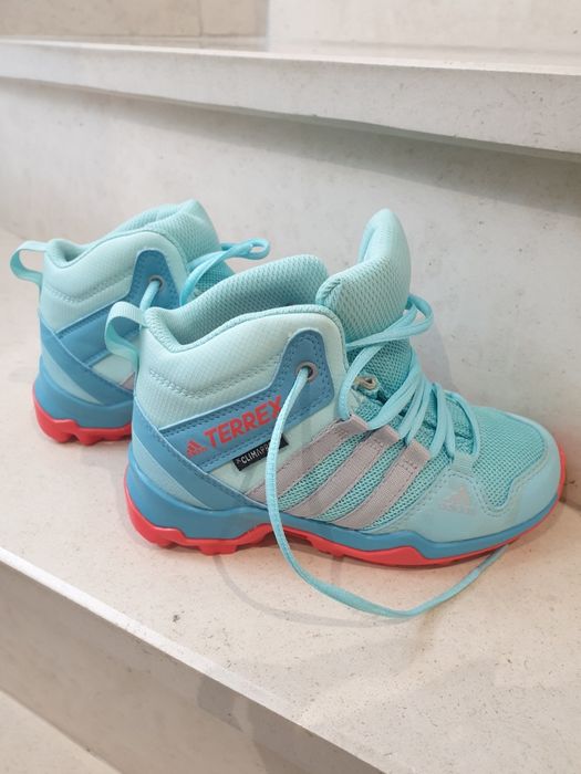 Botas/sapatilhas adidas n.28