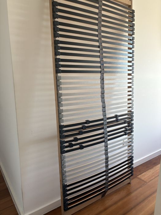 Cama individual Ikea com estrado e colchao