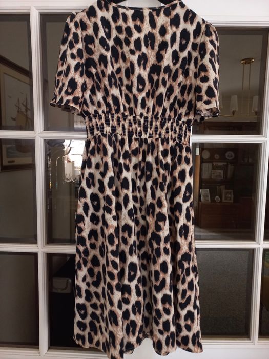 Vestido fresquinho,  elegante, tecido não  amarrota.Novo