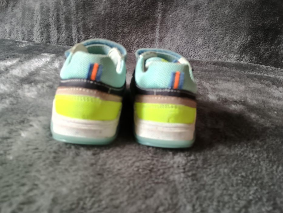Sneakersy na rzepy dla dziecka