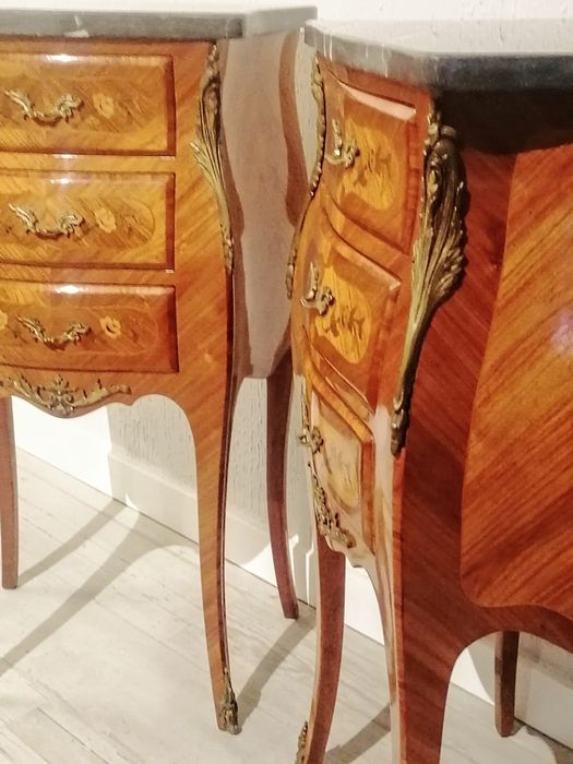 Par pequenas cómodas (mesas apoio mesinhas cabeceira) Luís XV. Mármore