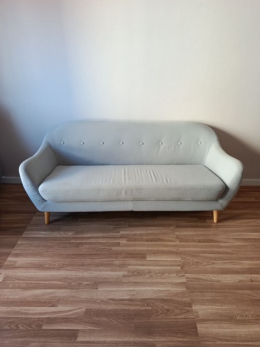 Sofá e mesa com 4 cadeiras
